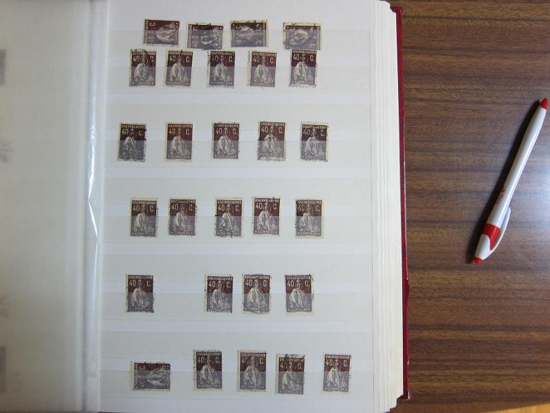 0007 (29).JPG -     Lote:    7      Ceres      Lotes Especiais       Descrição:         1924/26 &mdash; Ceres. Novas taxas e cores. Colecção em classificador, com selos novos e usados, simples e em múltiplos. Série em quadras, Variedades de clichés e erros. Inclui 7 provas e 37 exemplares, entre cartas e postais ilustrados, em todas as taxas, com excepção dos valores de 10E e 20E. 95% dos selos novos em excelente estado sem sinal de charneira. Todas as cartas de grande qualidade e em bom estado de conservação. Acompanham muitos desenhos de autoria de Eduardo Silva. Valor de catálogo dos selos novos de &euro; 32.000,00.        Lote       Valor Base:     &euro; 8.000,00     Valor Venda:     &euro; 8.000,00     